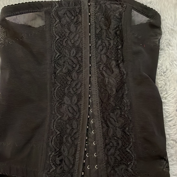Black Lace Corset - Picture 3 of 10